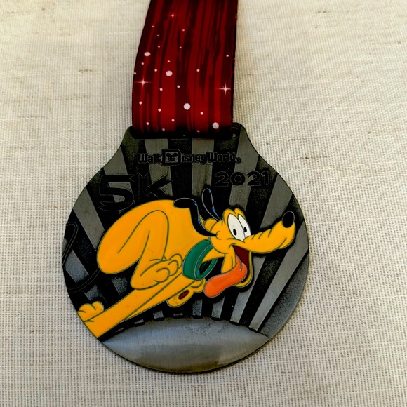 Disney World 2021 Run Disney 5k Pluto Marathon Medal - Picture 1 of 4